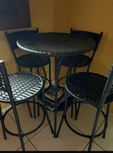 Jogo de mesa com 4 banquetas de fibra ,apenas 6 meses de uso
