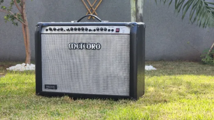 Cubo amplificador - Meteoro Vulcano G200 2x12 (OPORTUNIDADE)