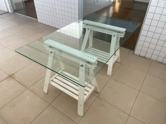 Mesa de Vidro com Cavaletes - 1,60m | Estilo Moderno / Home Office