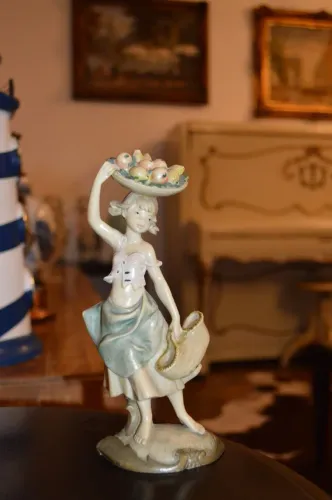 Escultura de mulher em resina