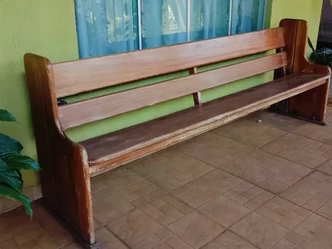 2 Bancos de madeira de 2.5 metros de comprimento(Tipo banco de Igreja)