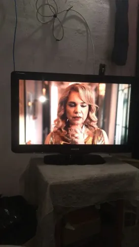 Tv Philips 32 polegadas completa.