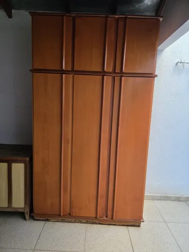 Guarda roupa de madeia original