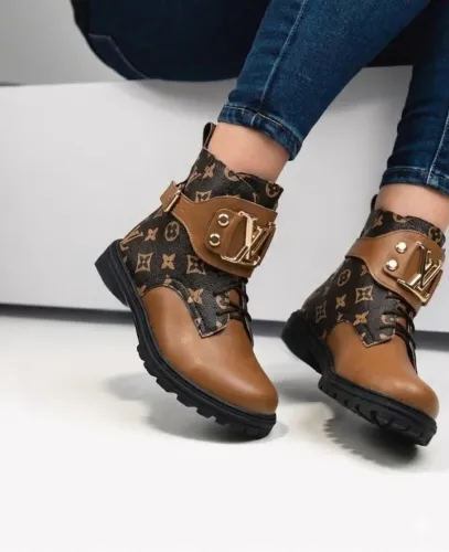 Bota Couro Sintético com Fivela Removível - R$ 160