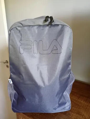 mochila Fila Basic Outline apresenta o logotipo da marca