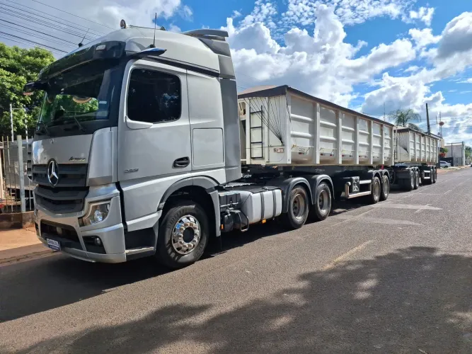 Mbenz actros 2651 6x4 engatado rodocacamba