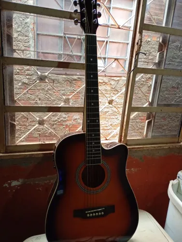 Vende se violão ? eletrônico novo nunca usado valor 700 RS