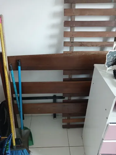 Cama casal de madeira