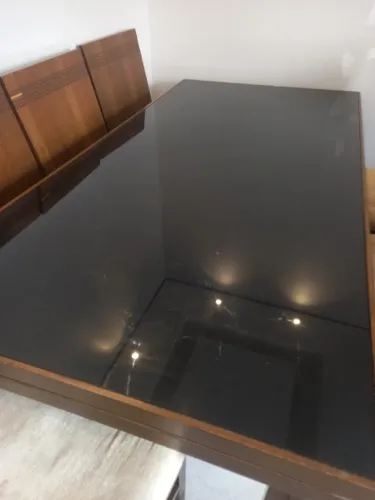 Mesa de jantar de madeira. Com.