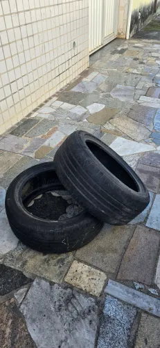 Vendo par de pneus aro 17 da marca Dunlop, na medida 225/45 R17.
