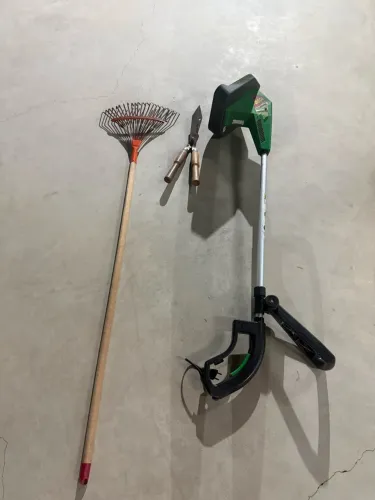 Kit cortador de grama , rastelo e tesourão.