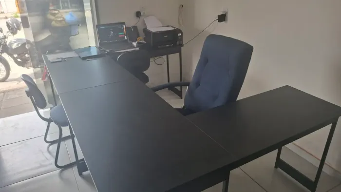 Escritório completo - impressora notebook bebedor armários e mesa