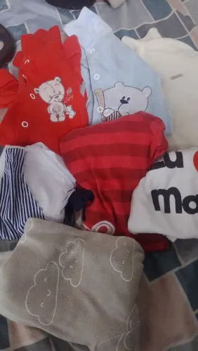 Lotinho de macacão P até 6 meses mando uma chupeta de brinde 