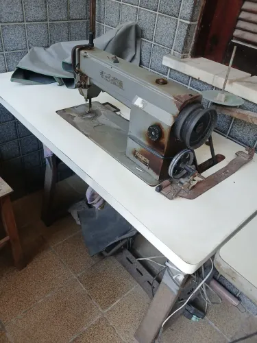 Máquina industrial costura reta
