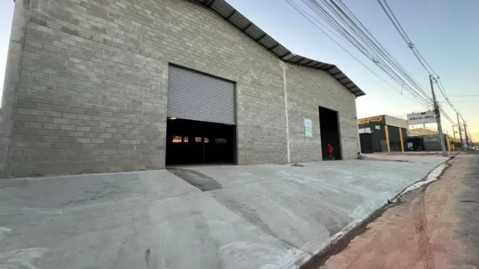 ALUGA-SE GALPÃO COMERCIAL NA AV. ZEQUINHA FREIRE.