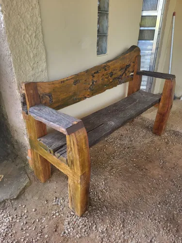 Banco de madeira rústico