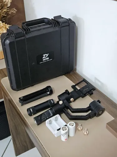 Estabilizador Zhiyun Crane Plus Gimbal Até 2,5kg Preto (Usado)