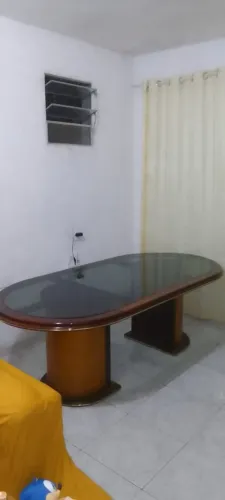 Mesa 2,28m x 115cm com tampo de vidro