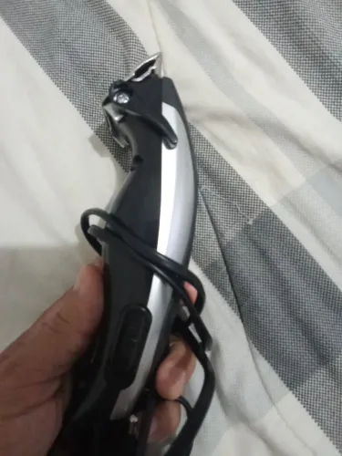 Máquina de barbear e cortar cabelo