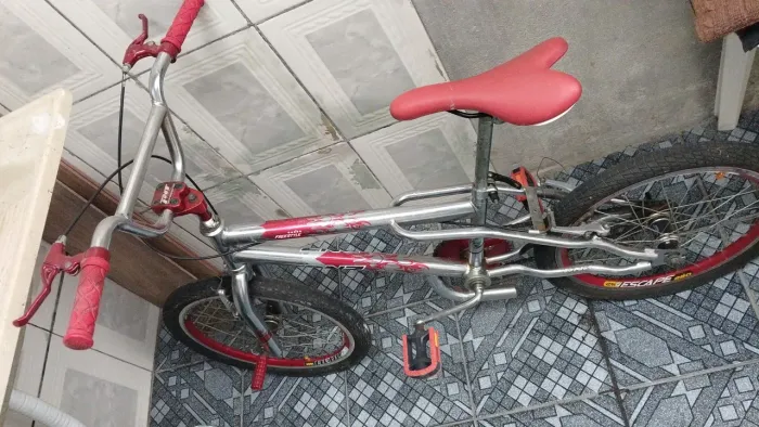 Bike BMX cromada sem detalhes