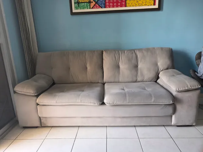 Sofá 3 Lugares Besthouse Genova com 217 cm de Largura e revestido em Suede Veludo - Cinza.