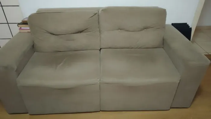 Vendo sofa retrátil dois lugares sem rasgos, do jeito que está na foto.