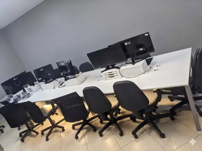 Conjunto Escritório Completo: Estação de Trabalho + 4 Cadeiras Ergonômicas - R$ 1.800,00
