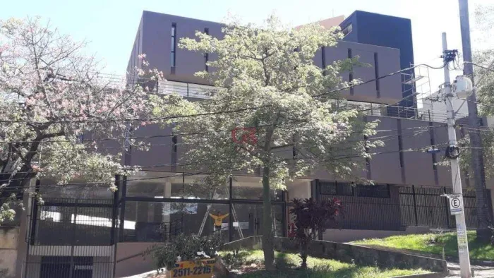 PRÉDIO COMERCIAL COM 5 PAVIMENTOS totalmente renovado/remodelado recentemente, interna e e