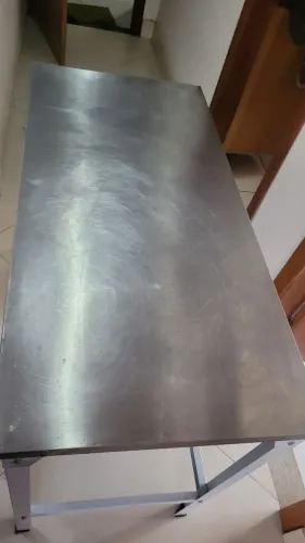 Mesa inox industrial INNAL medindo 1,17 de comprimento por 55 de largura.