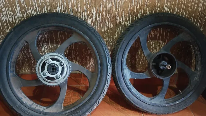 VENDO RODAS E PNEUS DA 125