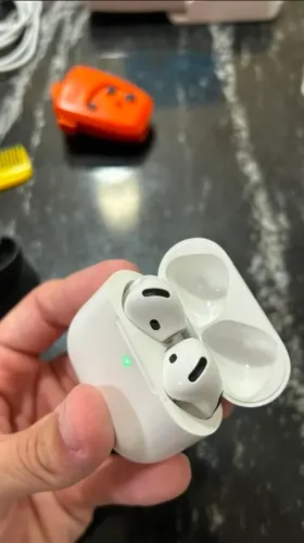 Air Pods 4 com cancelamento de ruído seminovo