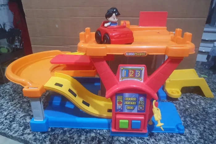 Garagem com posto de gasolina Little People Fisher Price 