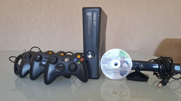 Xbox 360 Slim 500GB + Kinect + 3 Controles + Jogos Pronto para Jogar