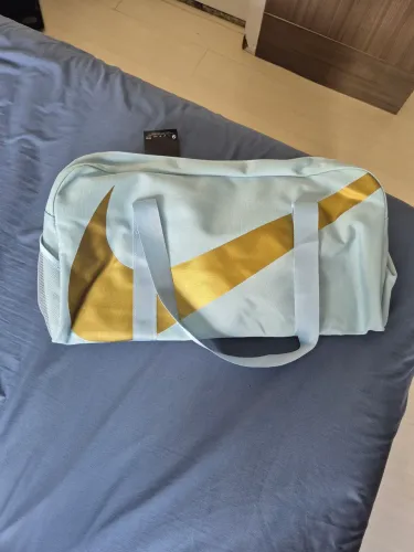 Bolsa Nike tamanho médio 45 cm x 25 cm - Nova - R$ 240,00