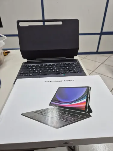 Capa com Teclado para Samsung Tab S9+, S9 FE+, S10+ e S7 FE