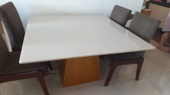 Vendo mesa grande pra 6 cadeiras. Telefone de contato *