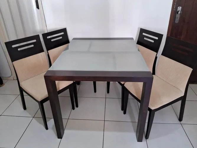Conjunto de mesa + 4 cadeiras estofadas.