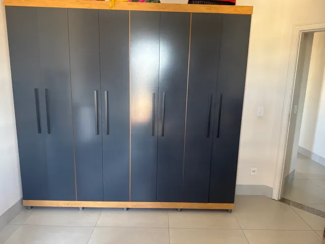 Guarda- roupa impecável de 8 gavetas