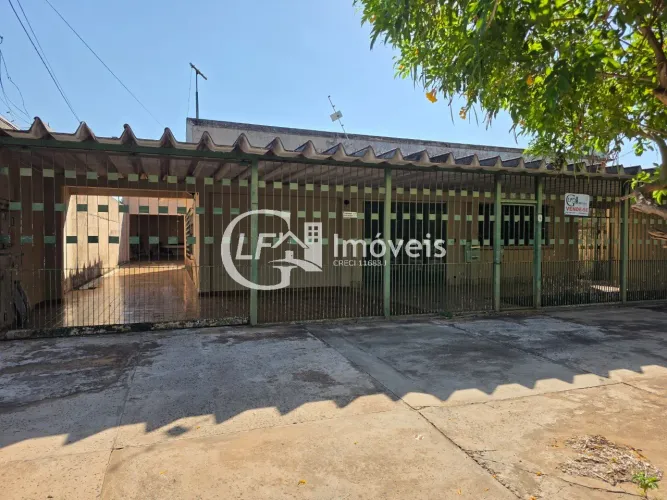 Casa Espaçosa à Venda em Campo Grande-MS, Vila Duque de Caxias: 4 Quartos, 2 Suítes, 3 Sal