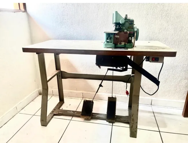 MÁQUINA DE COSTURA OVERLOCK