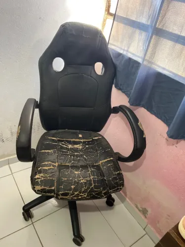 Cadeira gamer com alguns detalhes externos