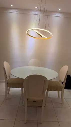 Mesa de jantar com 4 cadeiras