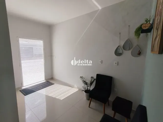 Casa com 3 quartos sendo 1 suíte disponível para venda no bairro Jardim Holanda em Uberlân