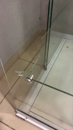 Estante de vidros com portas