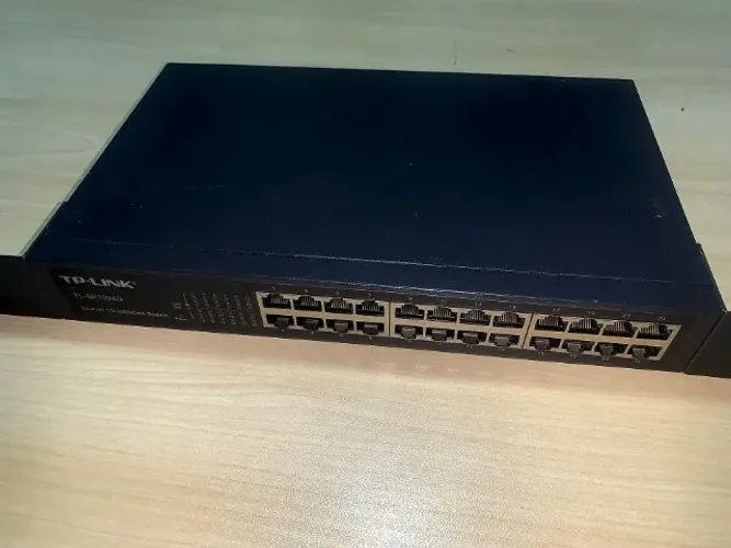Switch TP-Link TL-SF1024D 24 Portas 10/100 Rack 19 pol - Seminovo