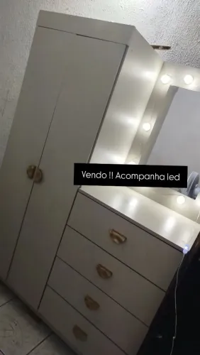 Vendo guarda roupa acompanha led.
