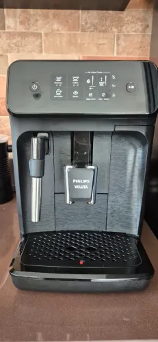 Cafeteira expresso Philips automática com moedor de grãos também. Pouquíssimo usada.