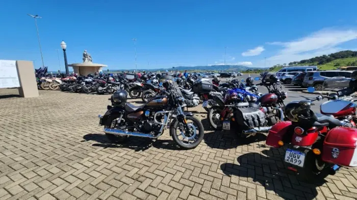 Moto Royal Enfield 350 na cor marron