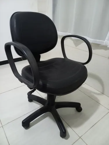 Cadeira para escritório com rodinhas e regulagem de altura