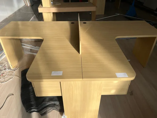 Mesa de Madeira em T - Escritório